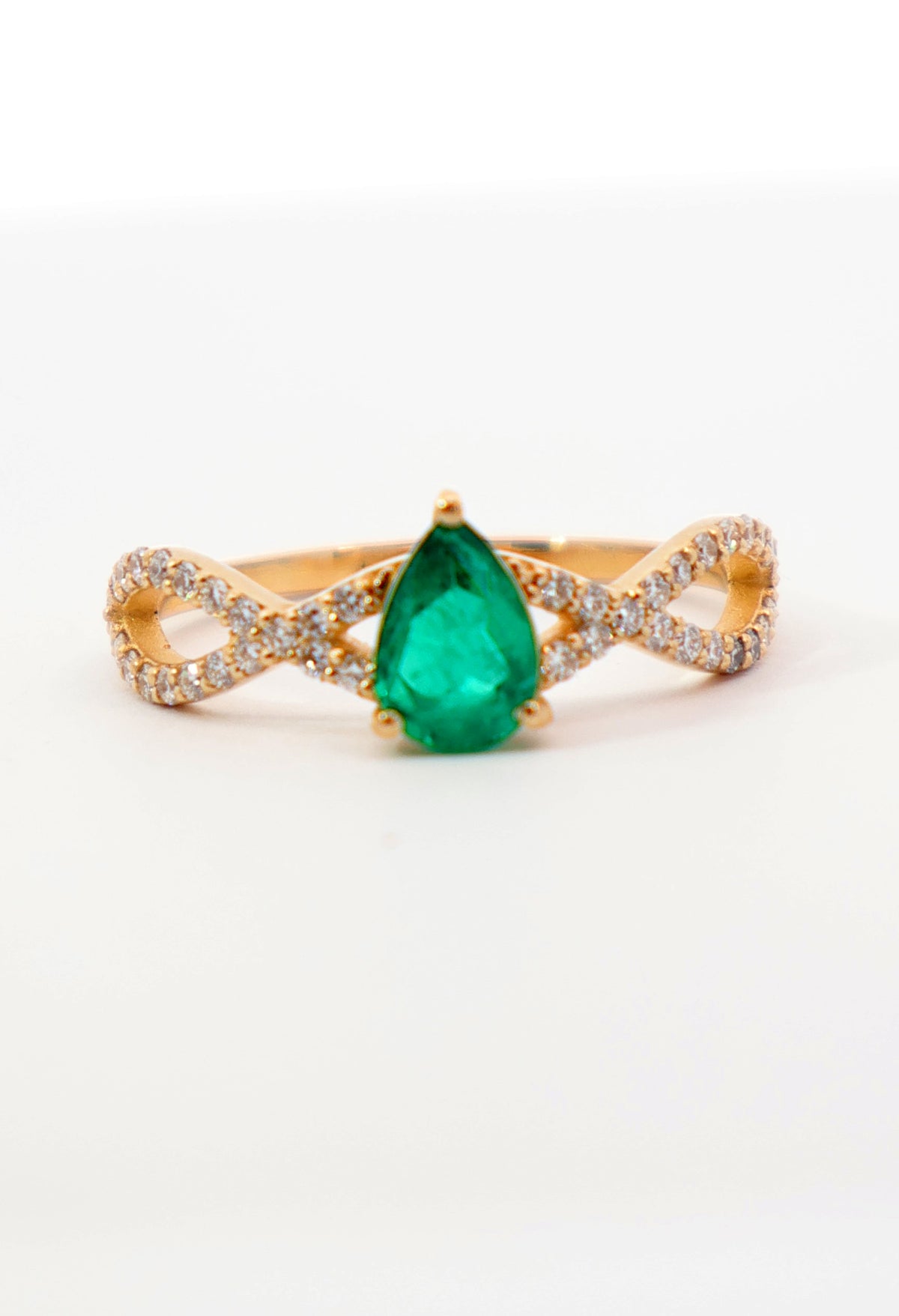 ANILLO ESMERALDAS Y DIAMANTES ORO 18K AMOR ETERNO