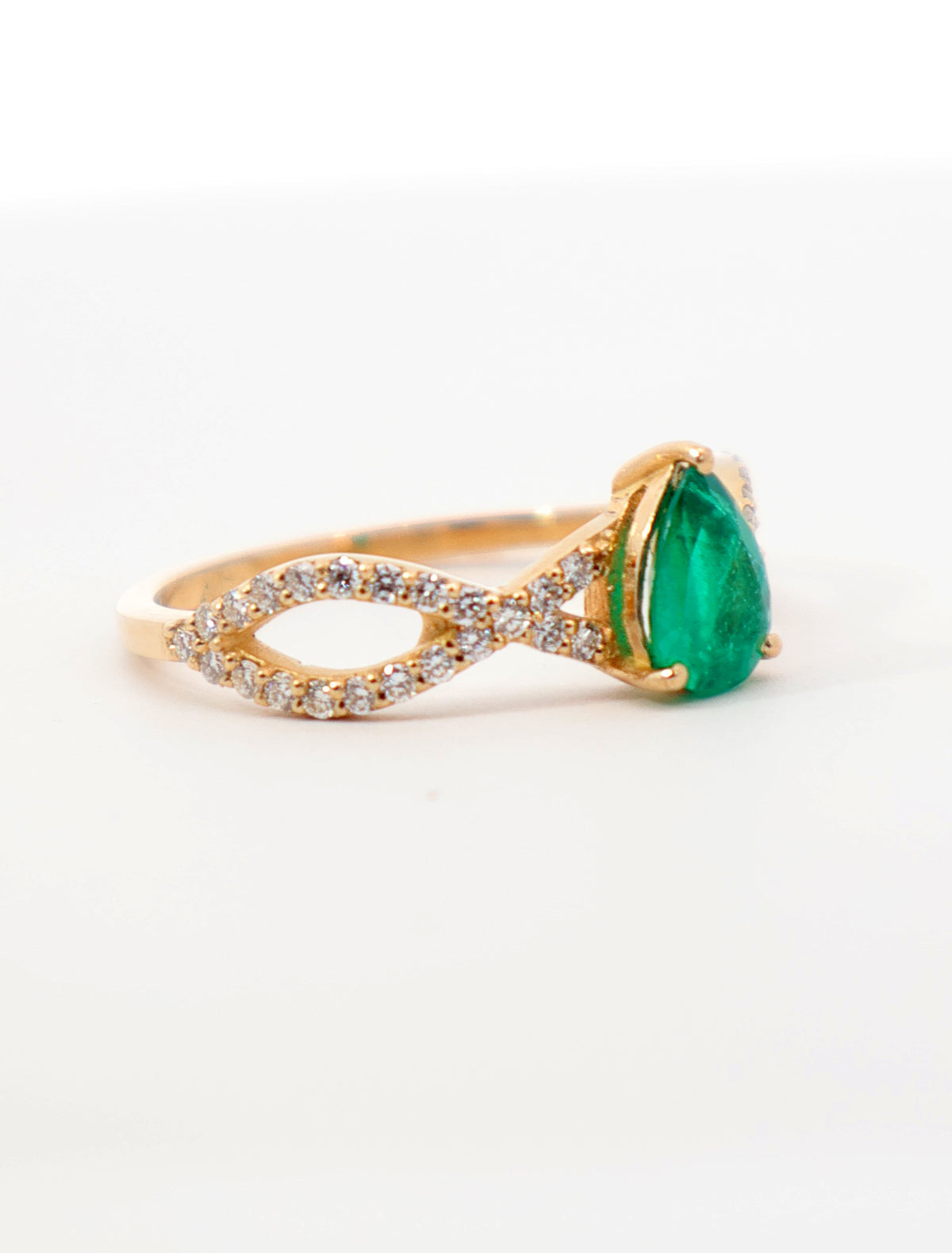 ANILLO ESMERALDAS Y DIAMANTES ORO 18K AMOR ETERNO