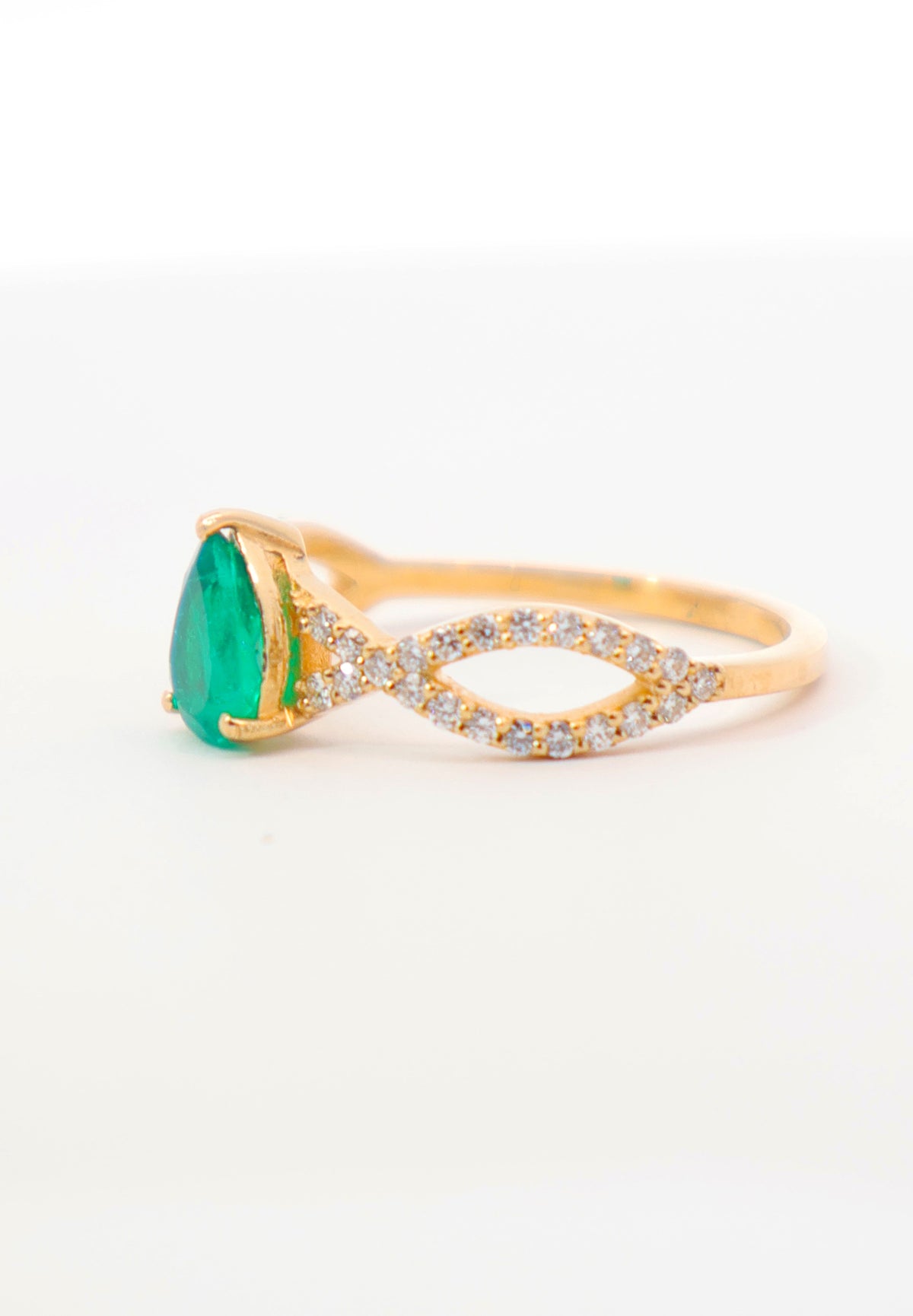 ANILLO ESMERALDAS Y DIAMANTES ORO 18K AMOR ETERNO