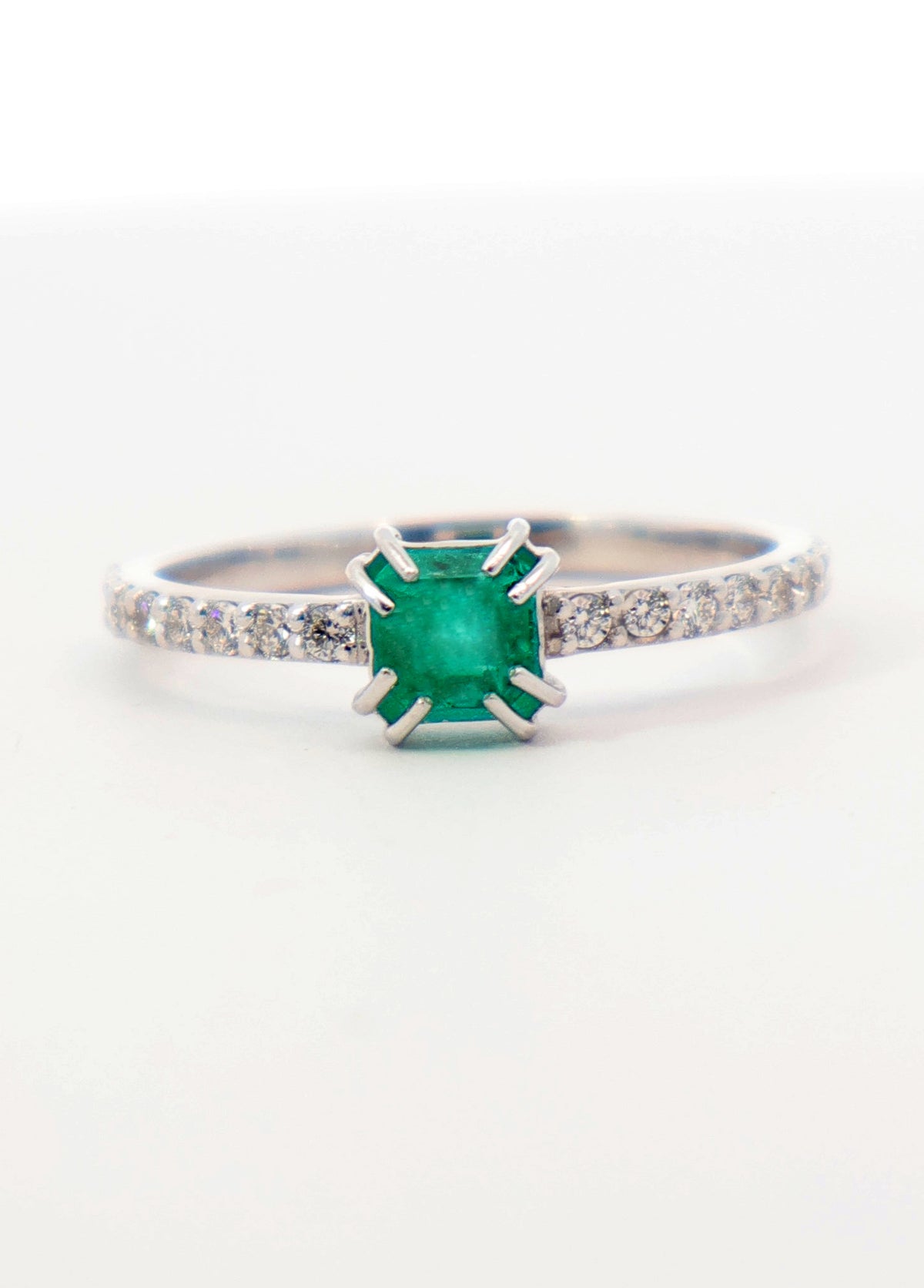 ANILLO ESMERALDA DIAMANTES 18K ETERNIDAD