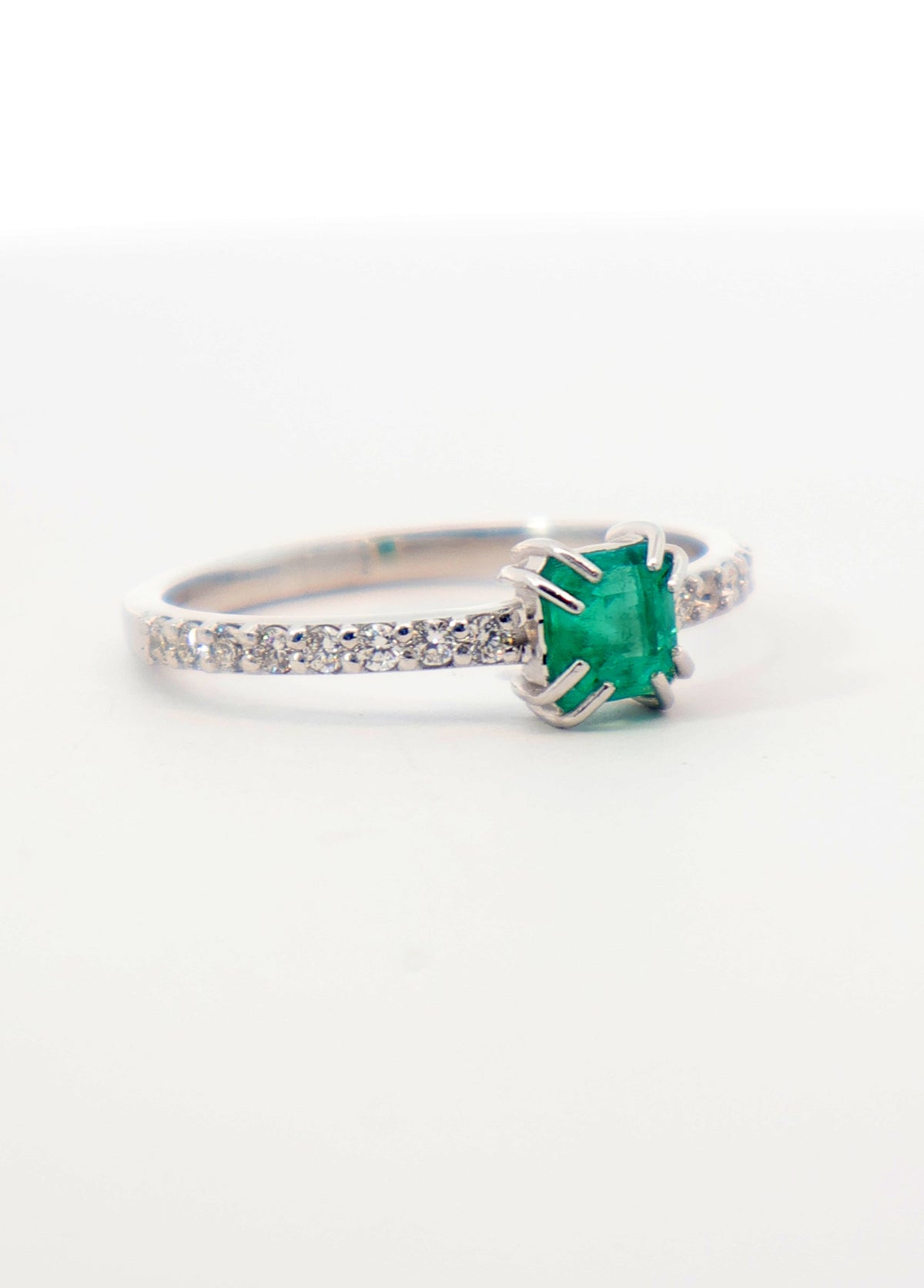 ANILLO ESMERALDA DIAMANTES 18K ETERNIDAD