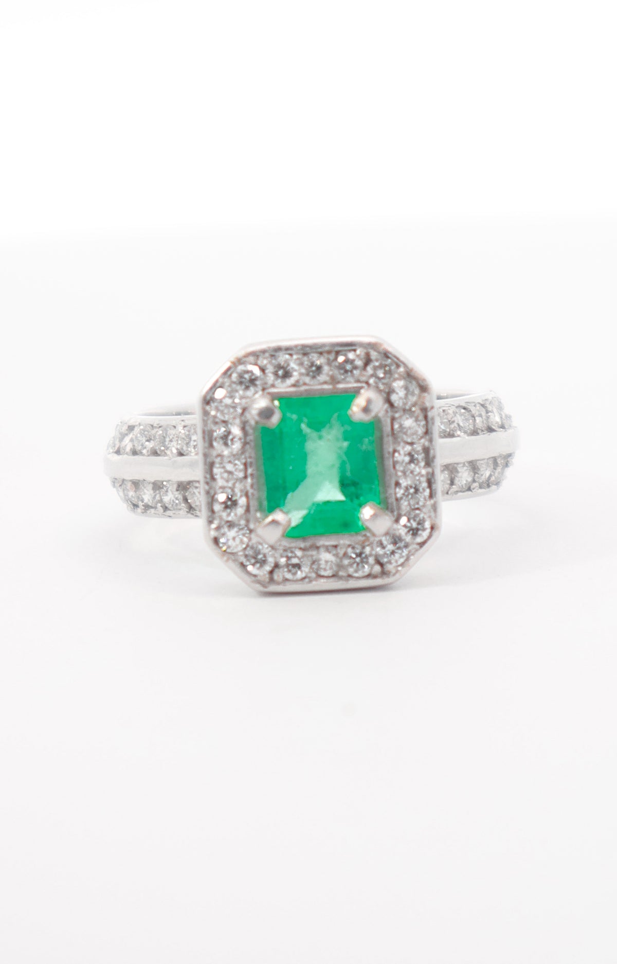 ANILLO HALO ESMERALDAS Y DIAMANTES ORO 18K