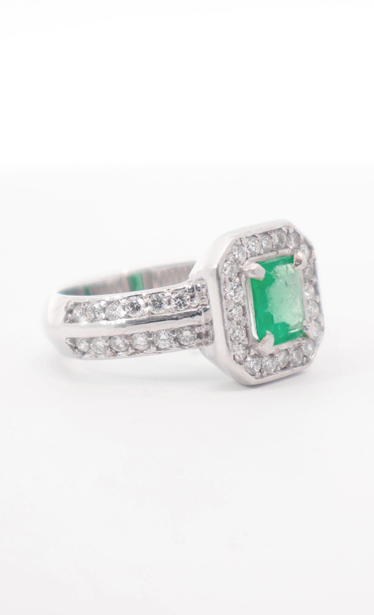 ANILLO HALO ESMERALDAS Y DIAMANTES ORO 18K