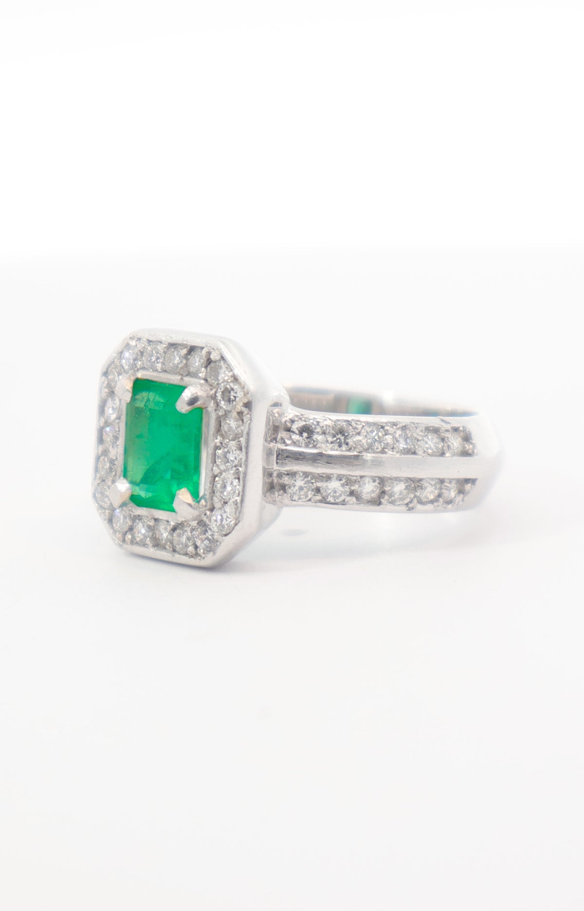 ANILLO HALO ESMERALDAS Y DIAMANTES ORO 18K