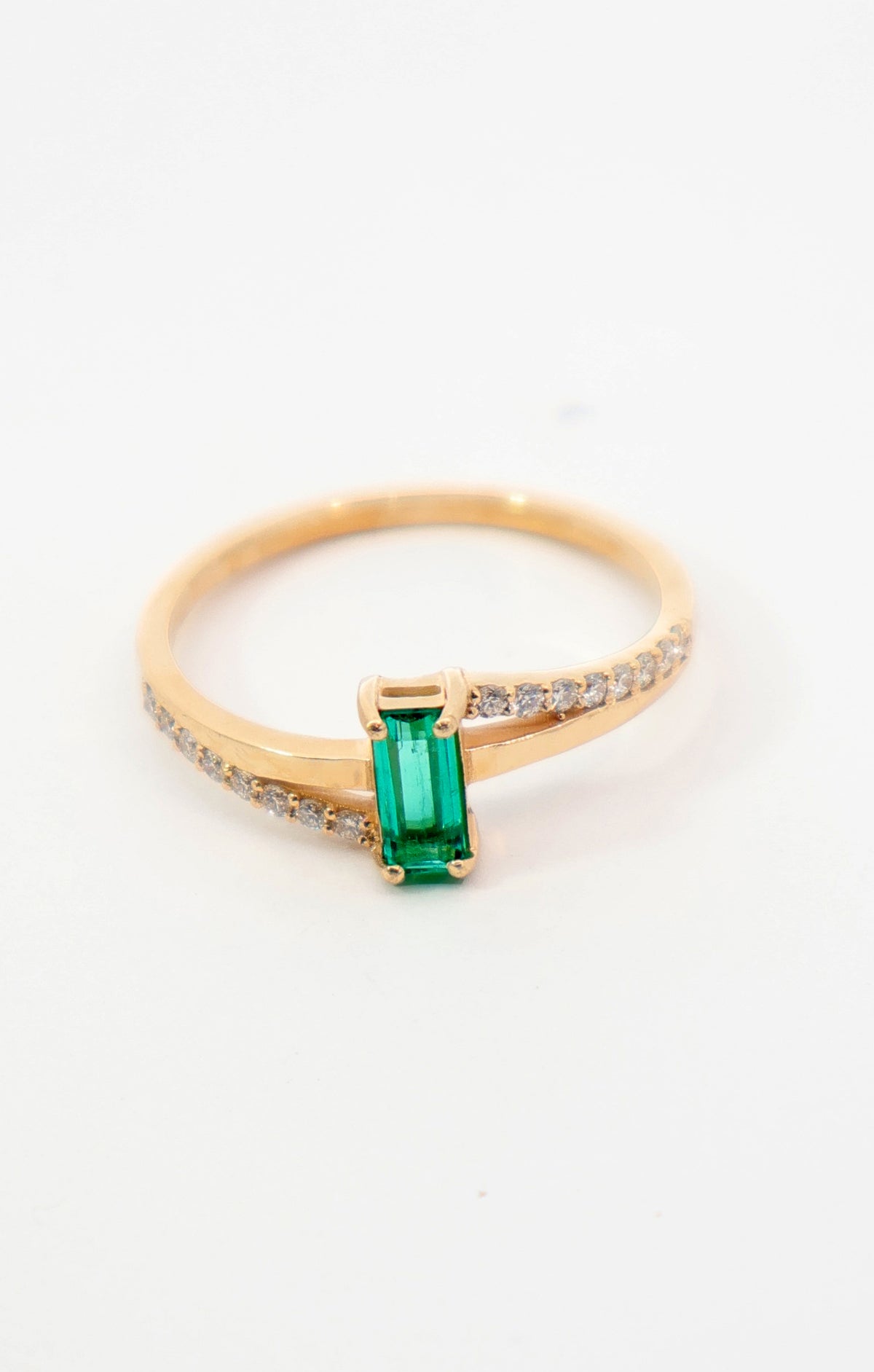 ANILLO ESMERALDA Y DIAMANTES ORO 18K ELITE
