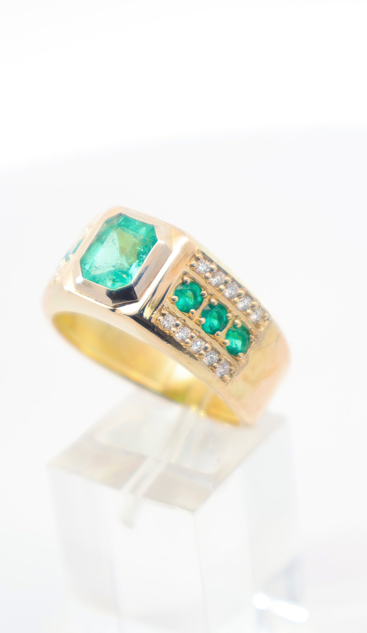 ANILLO UNICO ORO 18K ESMERALDAS NATURALES Y DIAMANTES